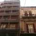 Foto 6. Infine, ad angolo con via Marchese di Montrone, ecco una palazzina grigia e bordeaux innalzarsi accanto a una casa depoca con lesene e decori floreali che circondano le particolari persiane arrotondate al piano superiore e limponente timpano al piano inferiore 